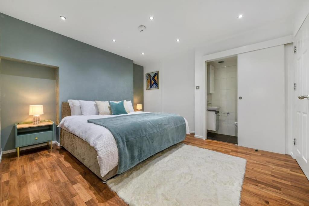 Chic 2Br Flat Near Edgware Road & 6Mins Walk To Marble Arch Station With Free Wi-Fi * London
