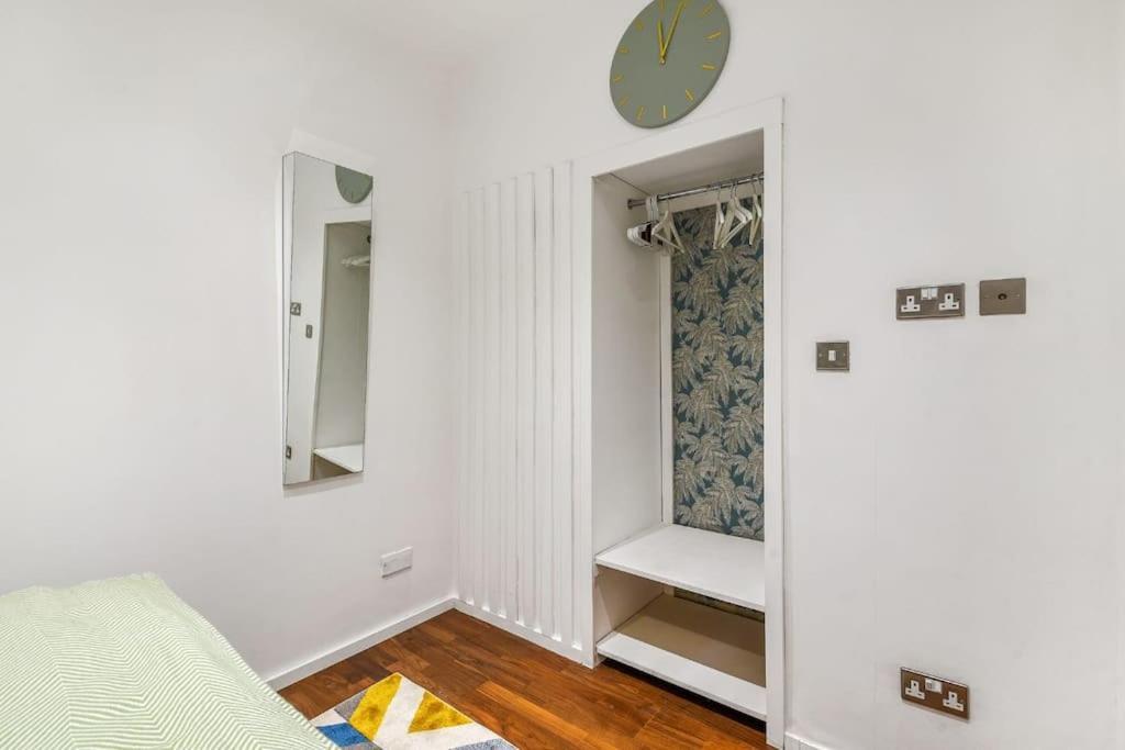Chic 2Br Flat Near Edgware Road & 6Mins Walk To Marble Arch Station With Free Wi-Fi Apartment London